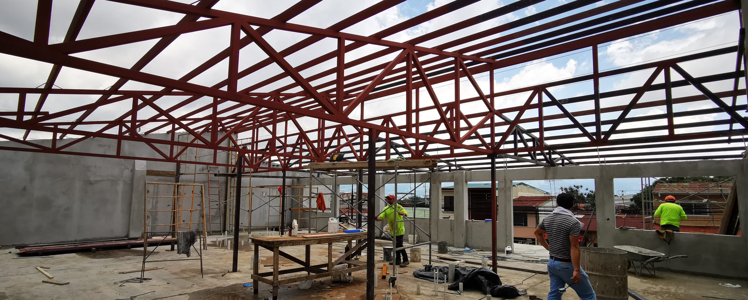 Estructura metálica de techo en proceso de construcción